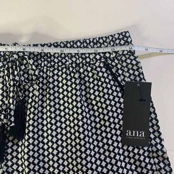 a.n.a. Black & White Geometric Flower Print New - Picture 5 of 8